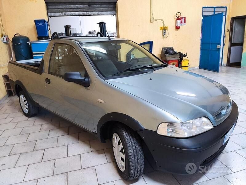 Usata Fiat Strada 80 CV (58 kW) 2004 Grigio Pick-up