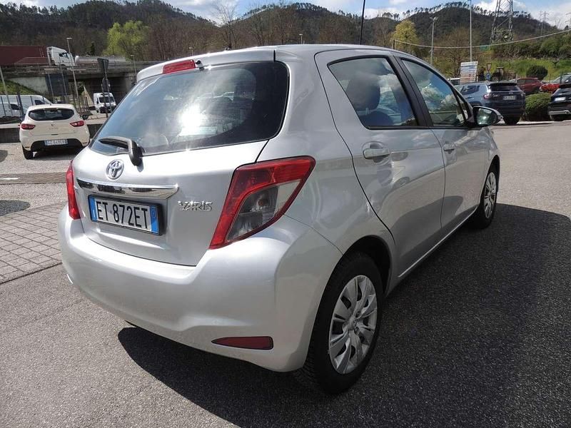 Usata Toyota Yaris Lounge 69 CV (50 kW) 2014 Grigio Utilitaria