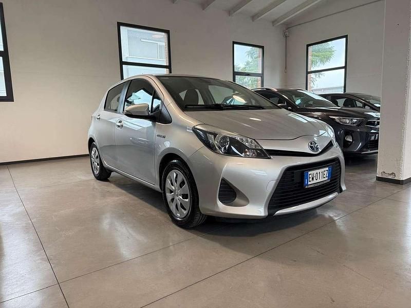 Brugt Toyota Yaris Hybrid Lounge 75 HK (55 kW) 2014 Grå Sedan