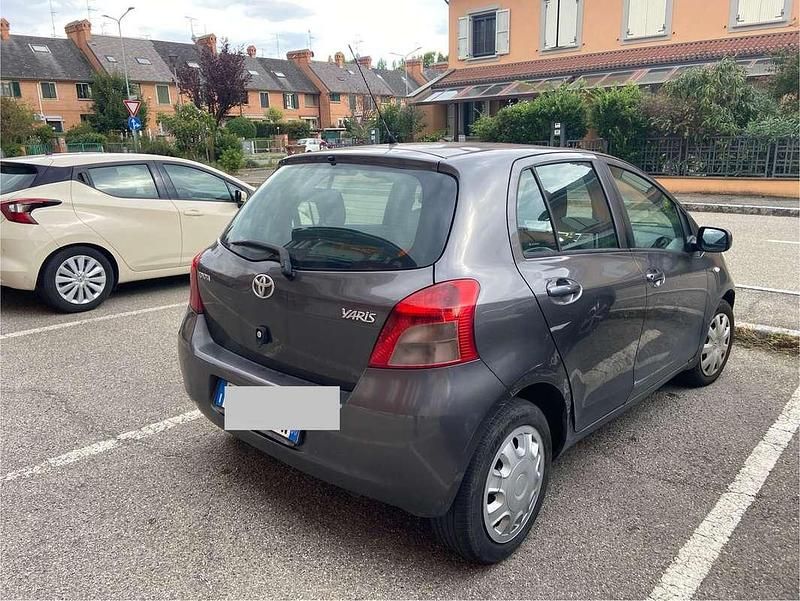 Usata Toyota Yaris Sol 87 CV (63 kW) 2008 Grigio Utilitaria