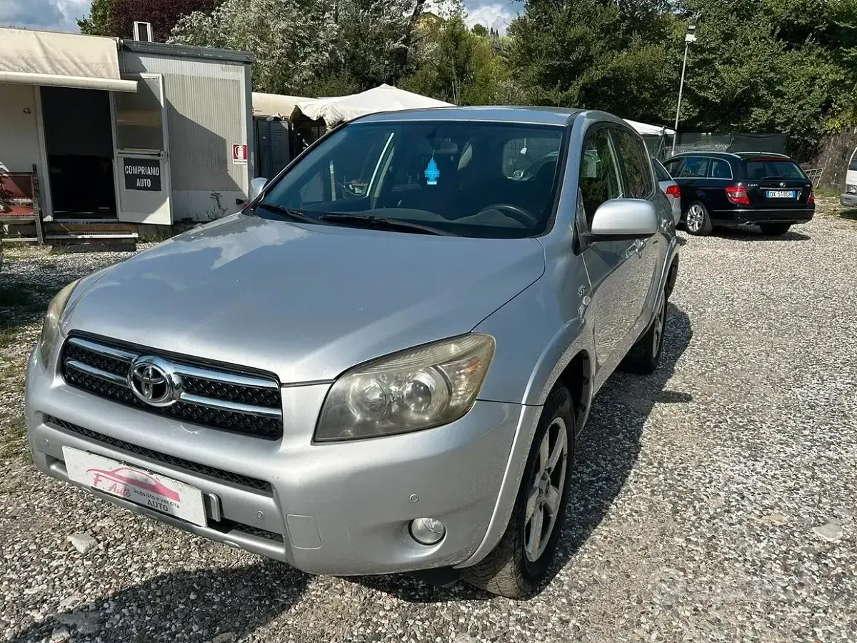 Usado Toyota RAV4 Luxury 177 CV (130 kW) 2006 Gris SUV