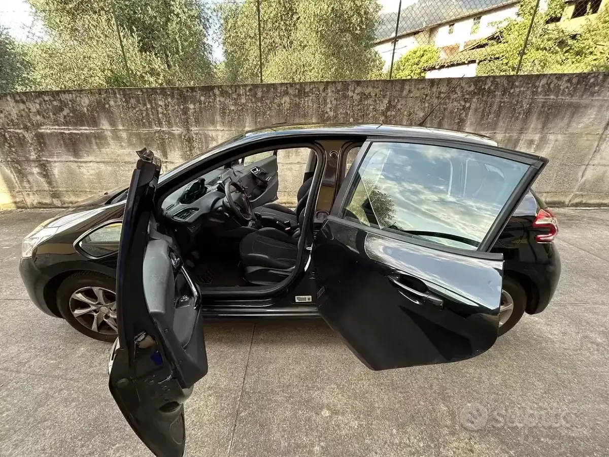 Usata Peugeot 208 68 CV (50 kW) 2014 Nero Utilitaria