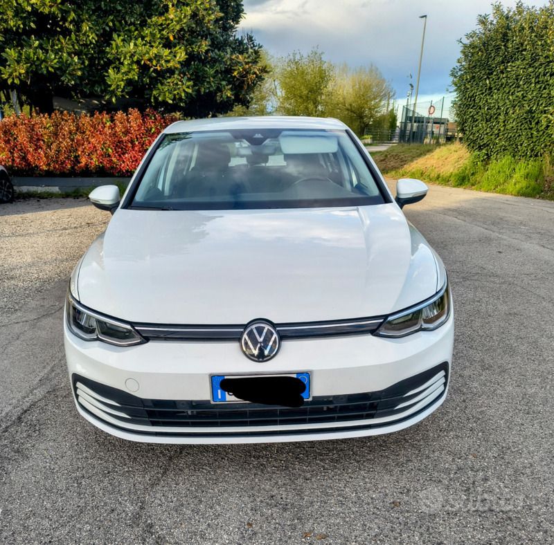 Bianco Usata 2022 VW Golf VIII Life Tre volumi | 18.300 € (Buon prezzo) - Immagine 1/4