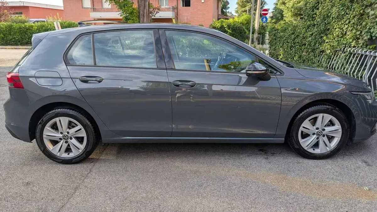Usata VW Golf VIII Life 110 CV (80 kW) 2020 Grigio Berlina