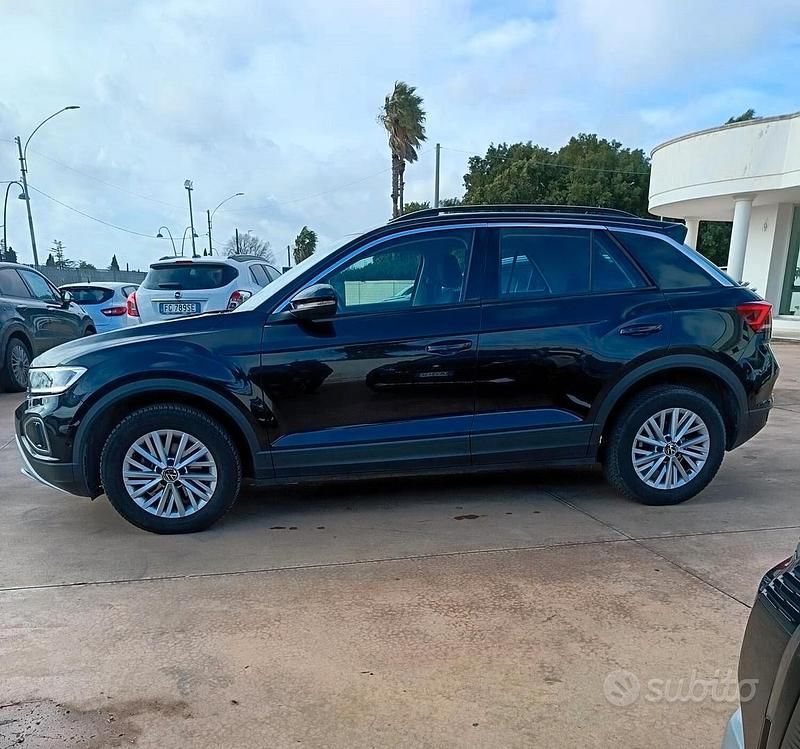 Usata VW T-Roc Life 116 CV (85 kW) 2023 Nero SUV