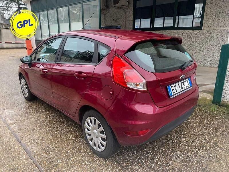 Usata Ford Fiesta Titanium 97 CV (71 kW) 2014 Rosso Utilitaria