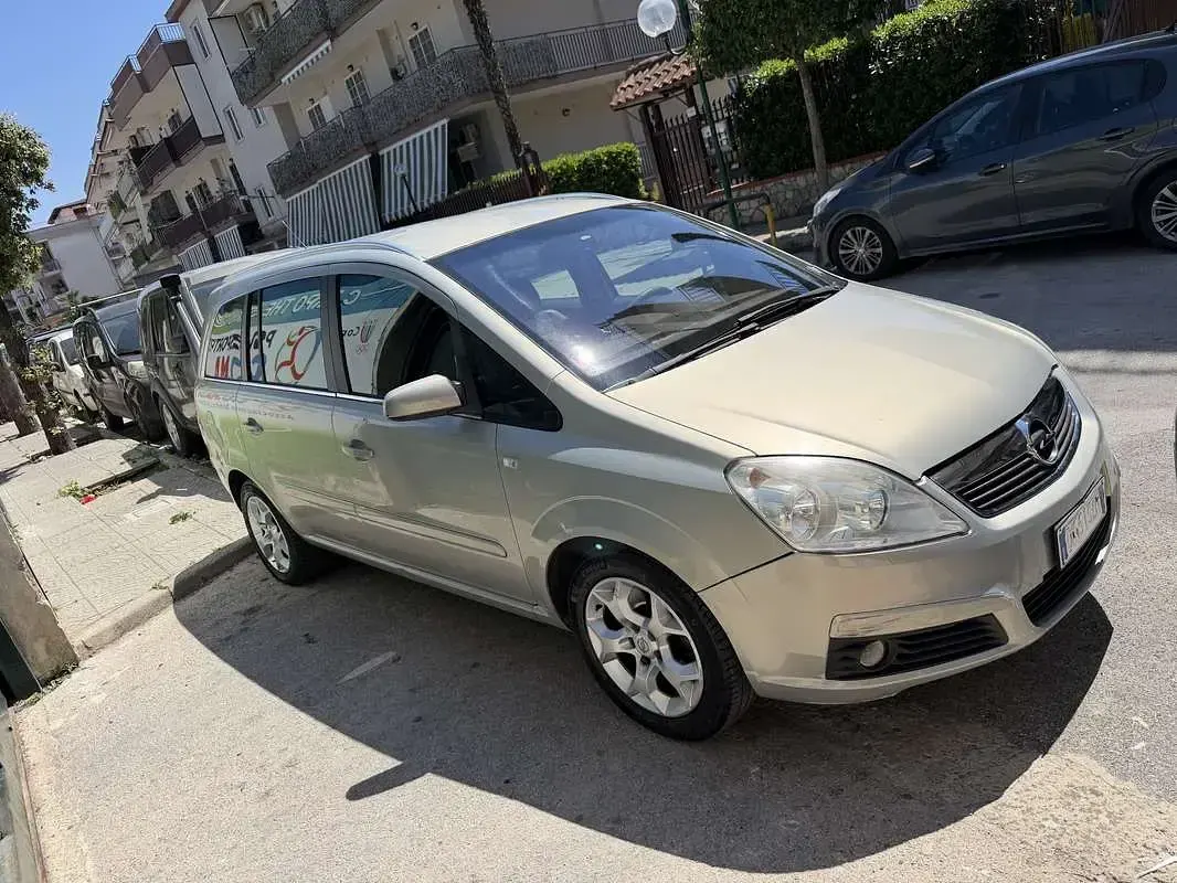 Usata Opel Zafira Cosmo 94 CV (69 kW) 2007 Bronzo Monovolume