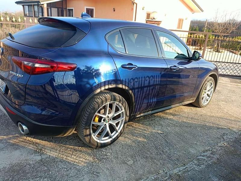 Usata Alfa Romeo Stelvio 209 CV (153 kW) 2017 Blu/azzurro SUV