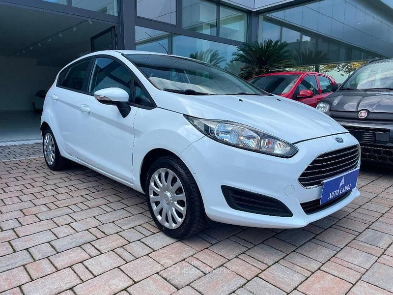 Usata Ford Fiesta Trend 75 CV (55 kW) 2015 Bianco Furgone