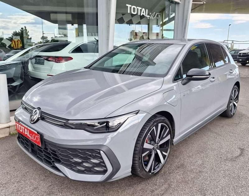 Usata VW Golf VIII GTE 272 CV (200 kW) 2025 Grigio moonstone grey pastello Berlina