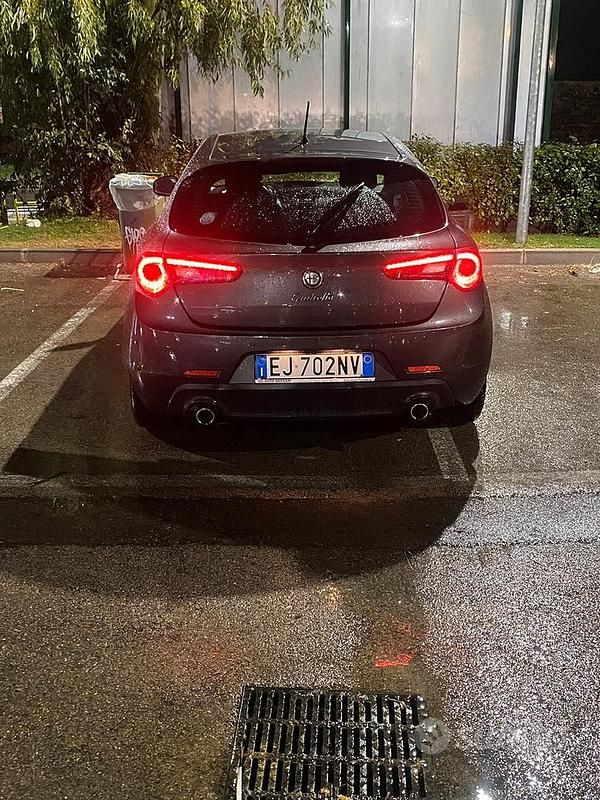 Grigio Usata 2010 Alfa Romeo Giulietta Tre volumi | 7500 € (Cara) - Immagine 1/4