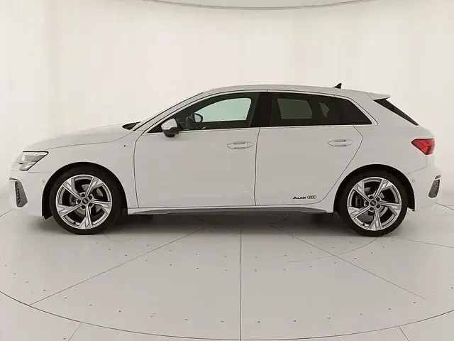 Usata Audi A3 S-Line 150 CV (110 kW) 2023 2y bianco ghiacciaio metallizzato Berlina