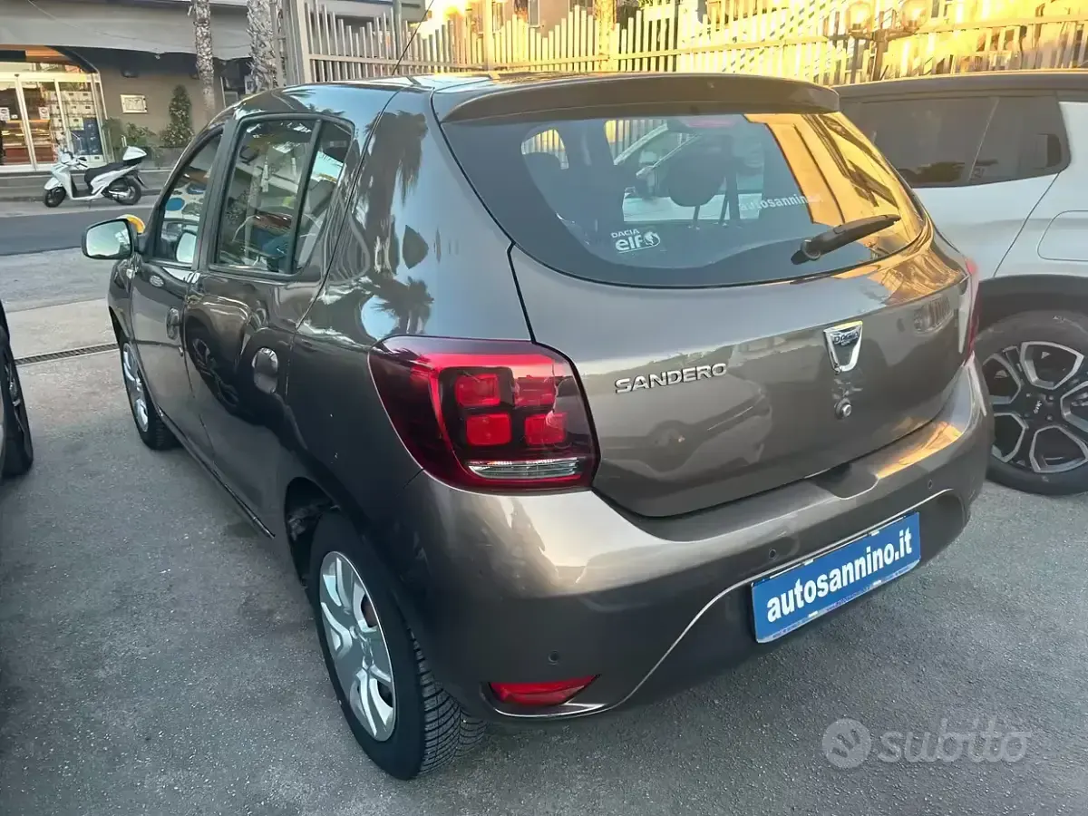 Usata Dacia Sandero Comfort 90 CV (66 kW) 2019 Marrone Berlina