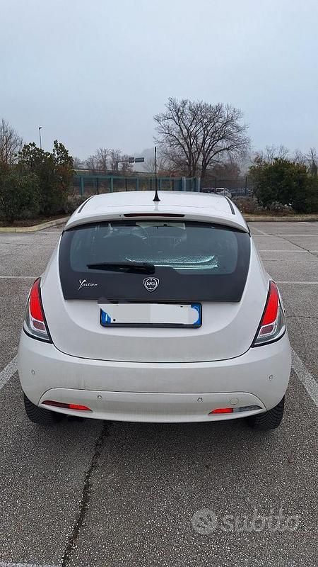 Usata Lancia Ypsilon Gold 69 CV (50 kW) 2016 Bianco Utilitaria