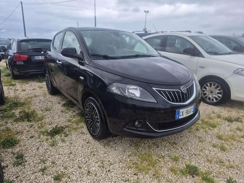 Usata Lancia Ypsilon Gold 69 CV (50 kW) 2022 Nero Utilitaria