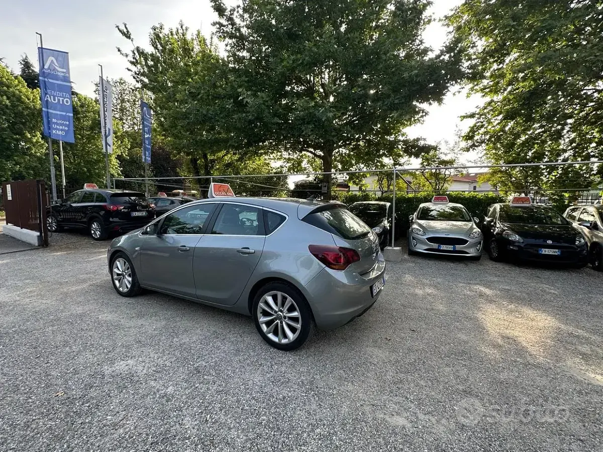 Usata Opel Astra Cosmo 125 CV (91 kW) 2010 Grigio Berlina