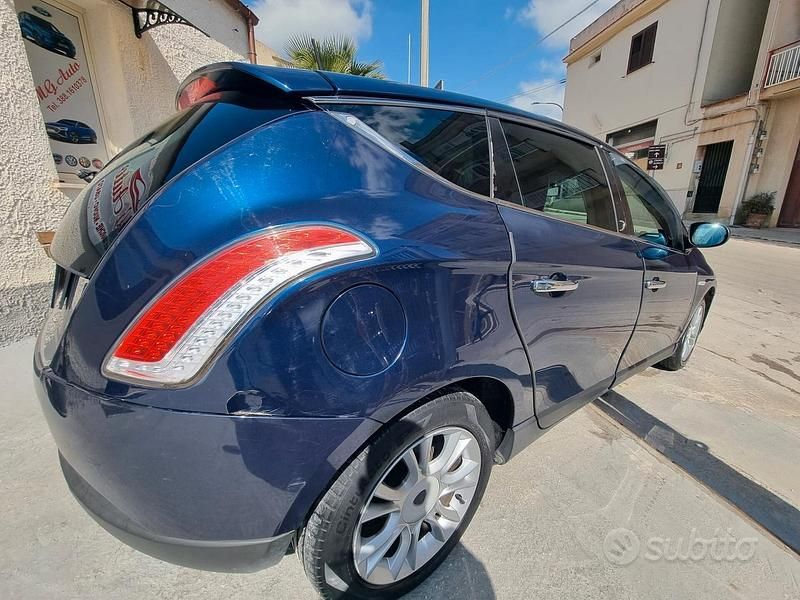 Usata Lancia Delta 120 CV (88 kW) 2009 Blu Utilitaria