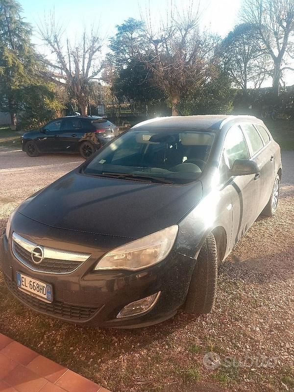 Nero Usata 2012 Opel Astra Station wagon | 2500 € (Super prezzo) - Immagine 1/1