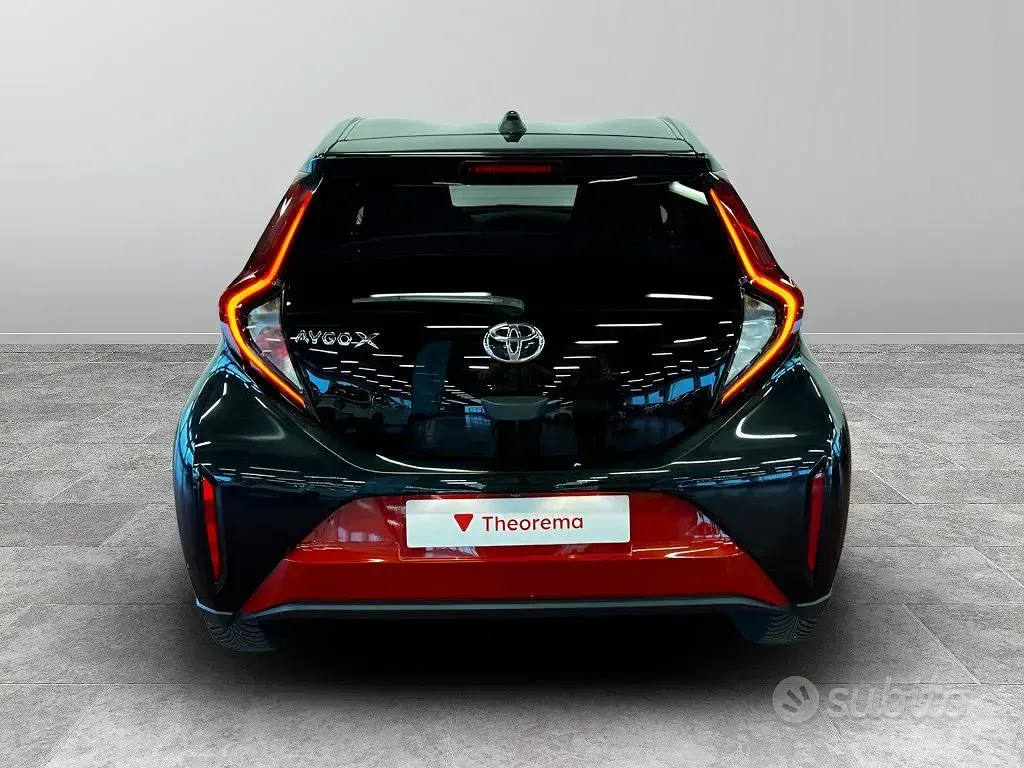 Usata Toyota Aygo X Trend 72 CV (52 kW) 2023 Rosso SUV