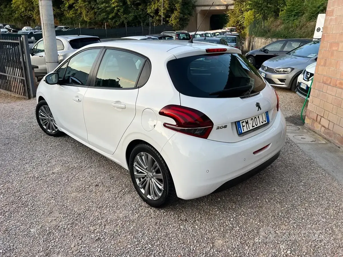 Usata Peugeot 208 Active 82 CV (60 kW) 2018 Bianco Utilitaria