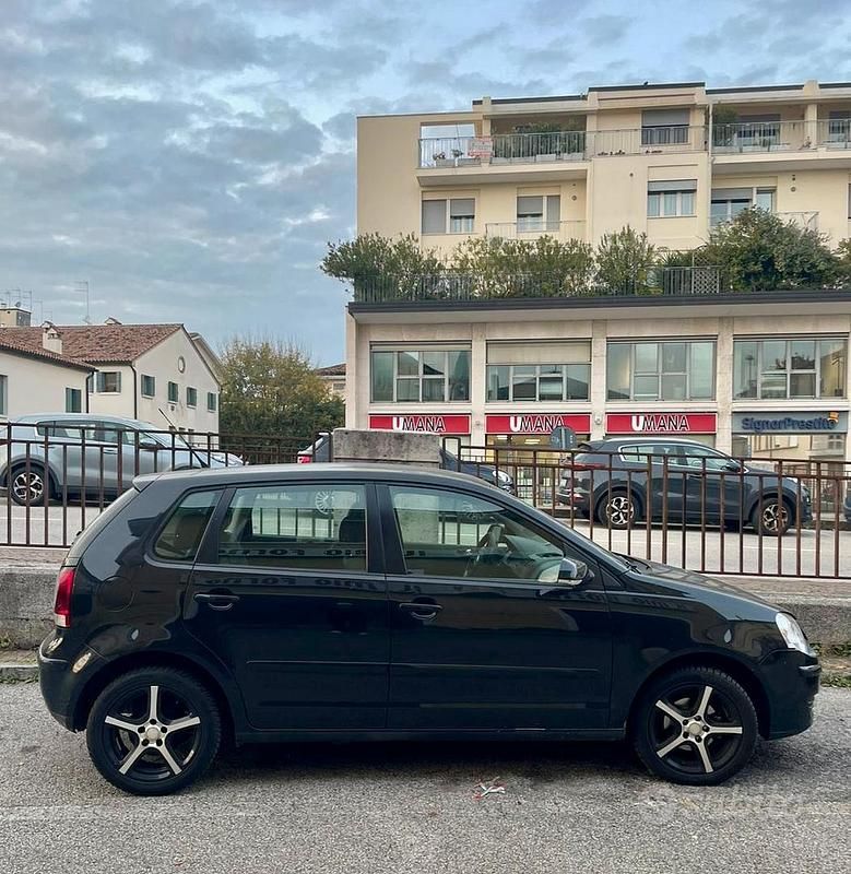 Nero Usata 2005 VW Polo Comfortline Tre volumi | 2200 € (Ottimo prezzo) - Immagine 1/4
