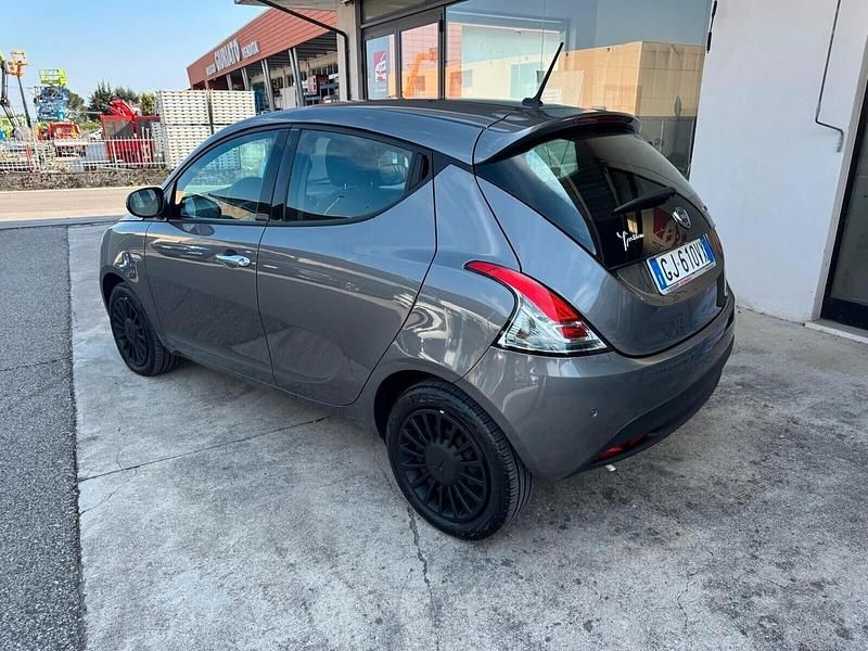 Usata Lancia Ypsilon Silver 69 CV (50 kW) 2022 Grigio Utilitaria