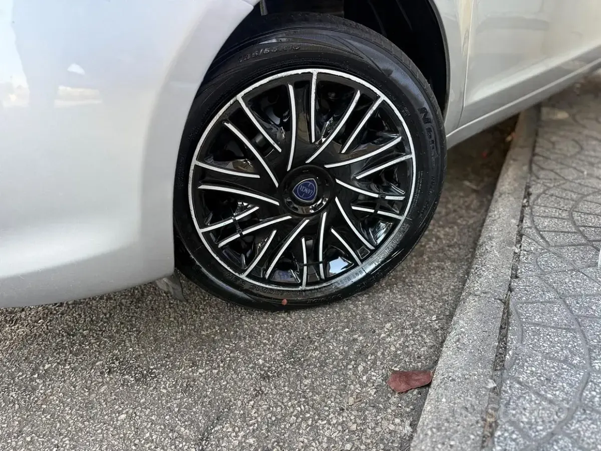 Usata Lancia Ypsilon 69 CV (50 kW) 2015 Grigio Utilitaria