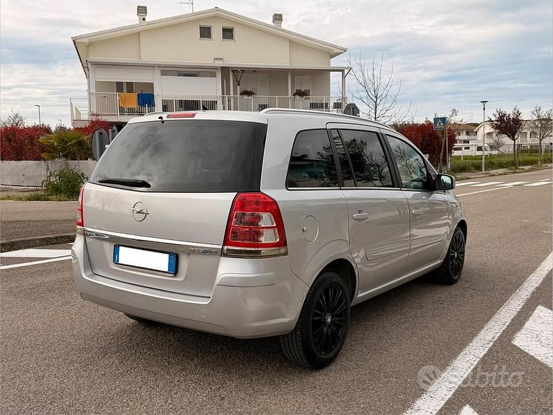 Usata Opel Zafira 150 CV (110 kW) 2012 Grigio Monovolume