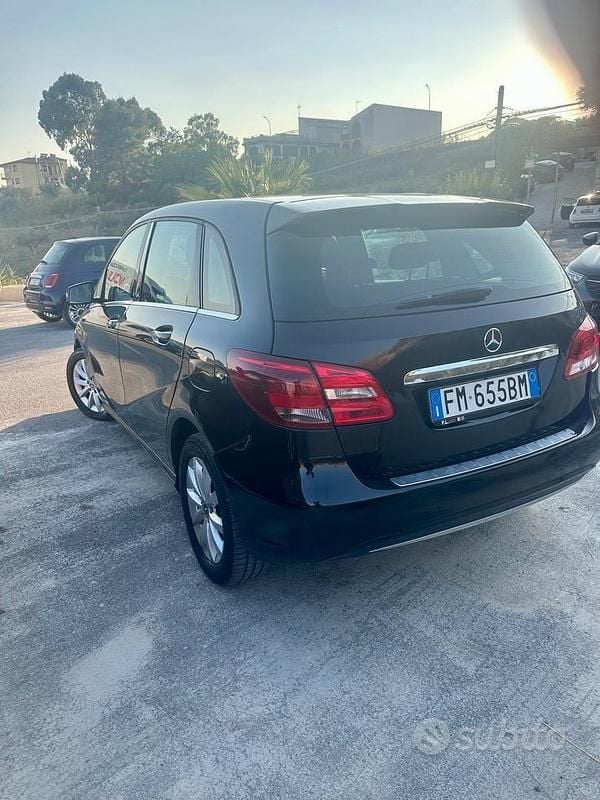 Usata Mercedes B160 Business 109 CV (80 kW) 2017 Nero Monovolume