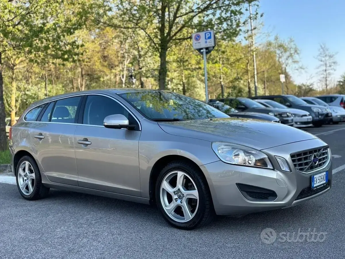 Usata Volvo V60 Summum 163 CV (119 kW) 2012 Giallo Station wagon