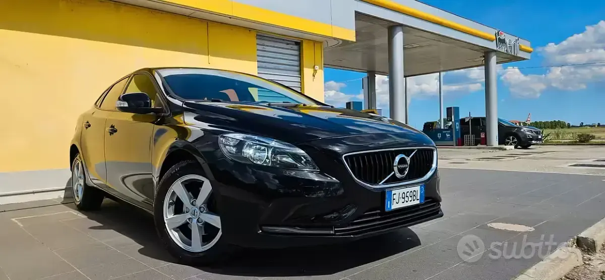 Usata Volvo V40 Business Edition 120 CV (88 kW) 2017 Nero Berlina
