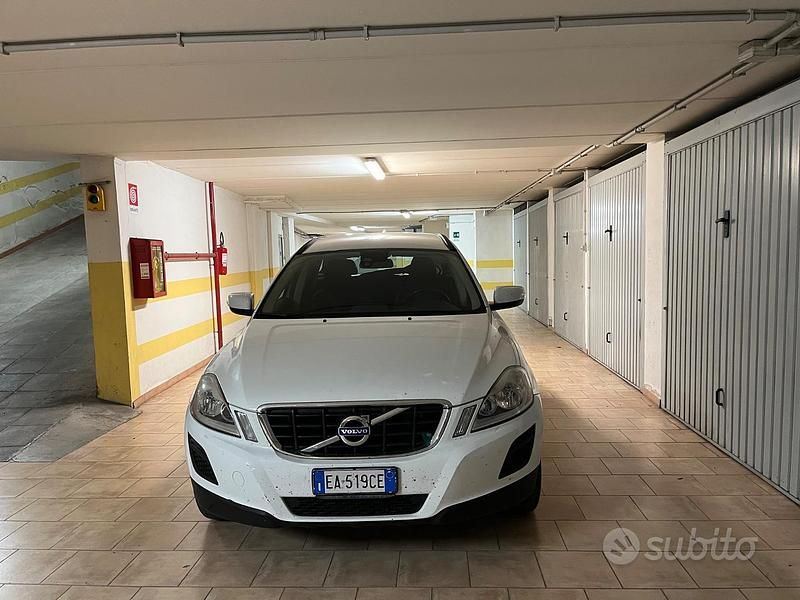 Bianco Usata 2010 Volvo XC60 SUV | 9000 € (Buon prezzo) - Immagine 1/4