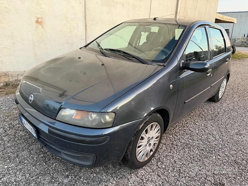 Usata Fiat Punto 80 CV (58 kW) 2002 Grigio Berlina