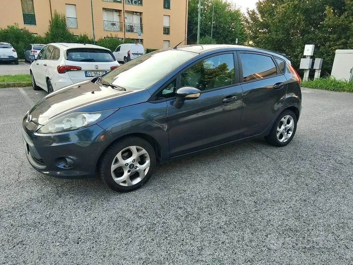 Usata Ford Fiesta Titanium 82 CV (60 kW) 2009 Grigio Berlina
