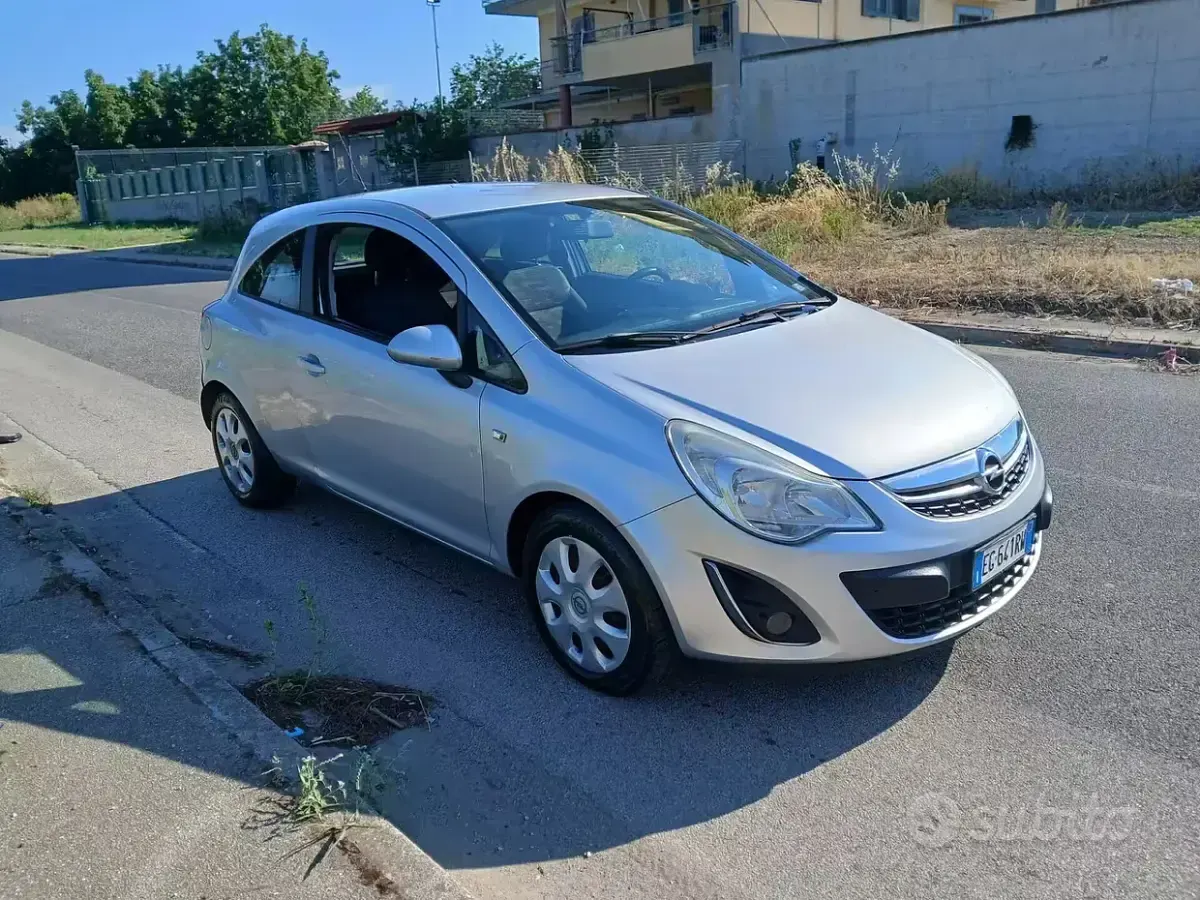 Usata Opel Corsa 75 CV (55 kW) 2011 Nero Utilitaria