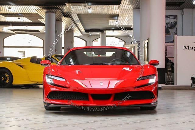 Usata Ferrari SF90 999 CV (734 kW) 2023 Rosso Cabrio