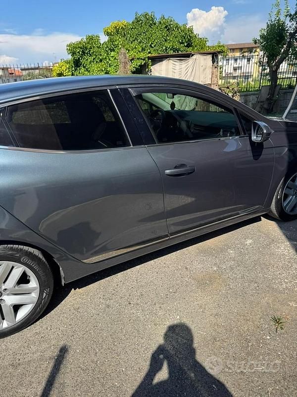 Usata Renault Clio V 101 CV (74 kW) 2021 Grigio Berlina