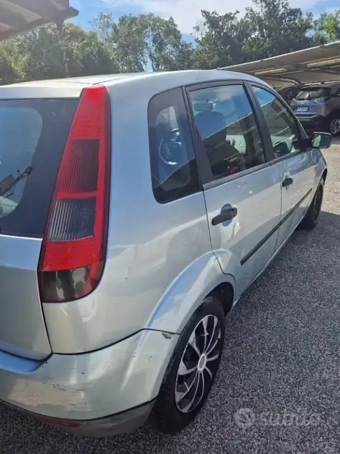 Usata Ford Fiesta 75 CV (55 kW) 2003 Grigio Utilitaria