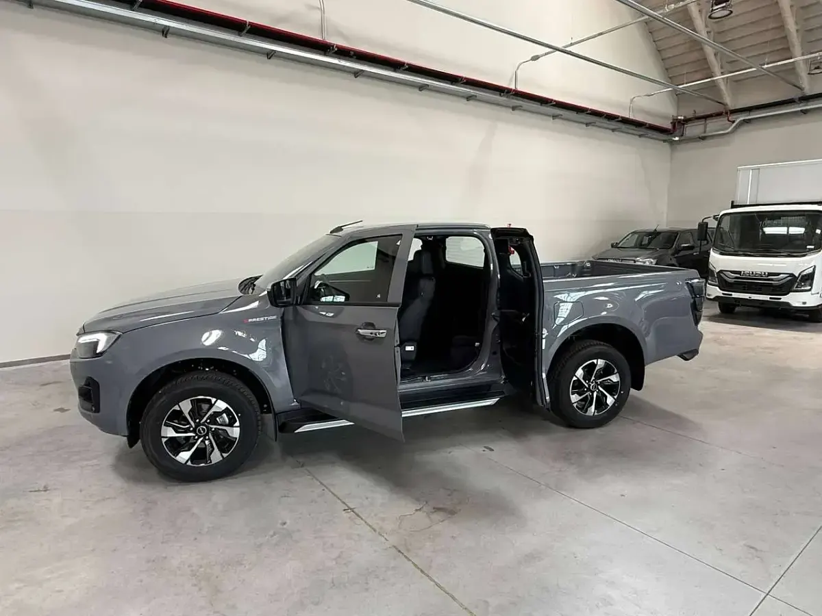 Nuova Isuzu D-Max 165 CV (121 kW) 2026 Kinabalu gray Pick-up