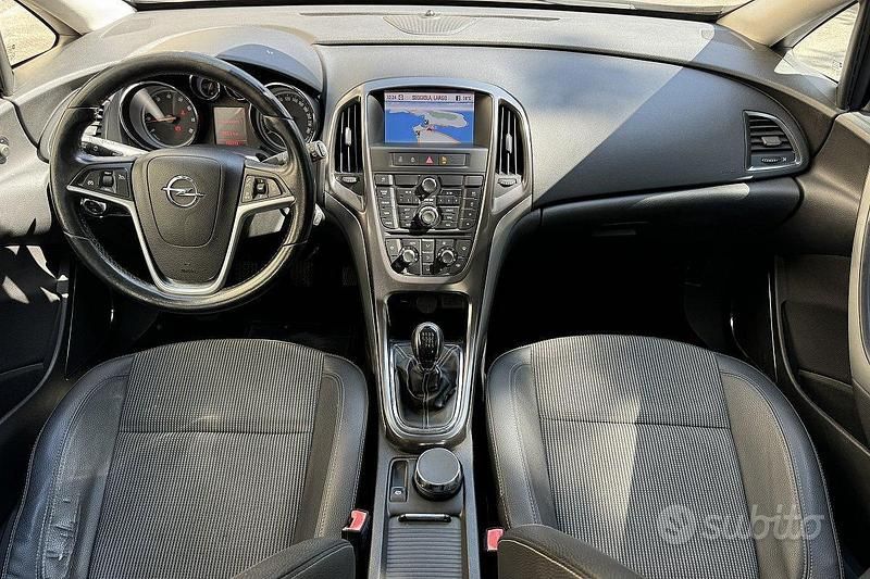 Usata Opel Astra 140 CV (102 kW) 2010 Grigio Berlina
