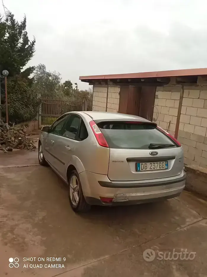 Usado Ford Focus 90 HP (66 kW) 2006 Cinzento Sedan