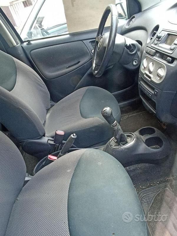 Usata Toyota Yaris 75 CV (55 kW) 2004 Grigio Berlina