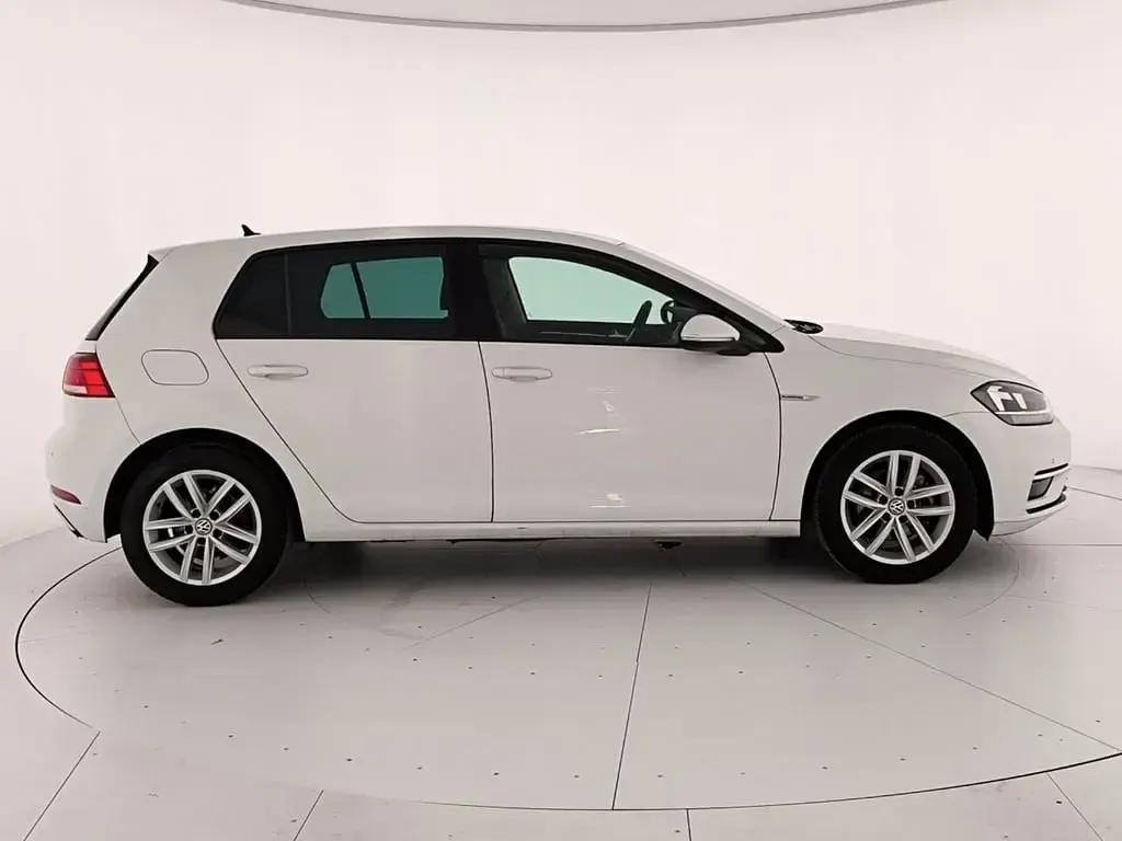 Begagnad VW Golf VIII Executive 131 HK (96 kW) 2020 Grå Sedan