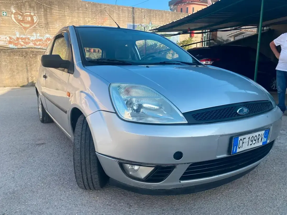 Usata Ford Fiesta 68 CV (50 kW) 2004 Argento Utilitaria