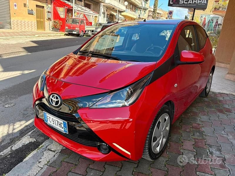 Usata Toyota Aygo X-clusiv 69 CV (50 kW) 2016 Rosso Utilitaria