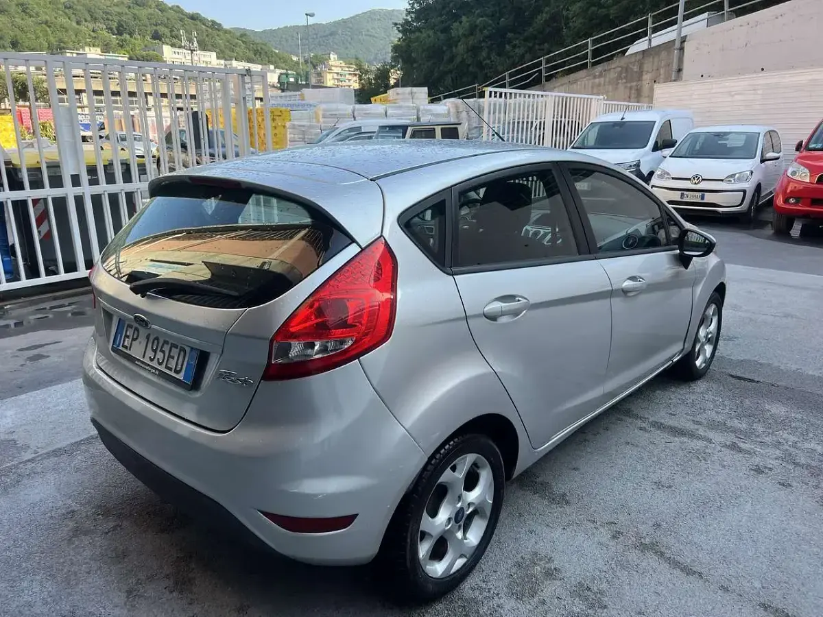 Usata Ford Fiesta 60 CV (44 kW) 2012 Argento Berlina