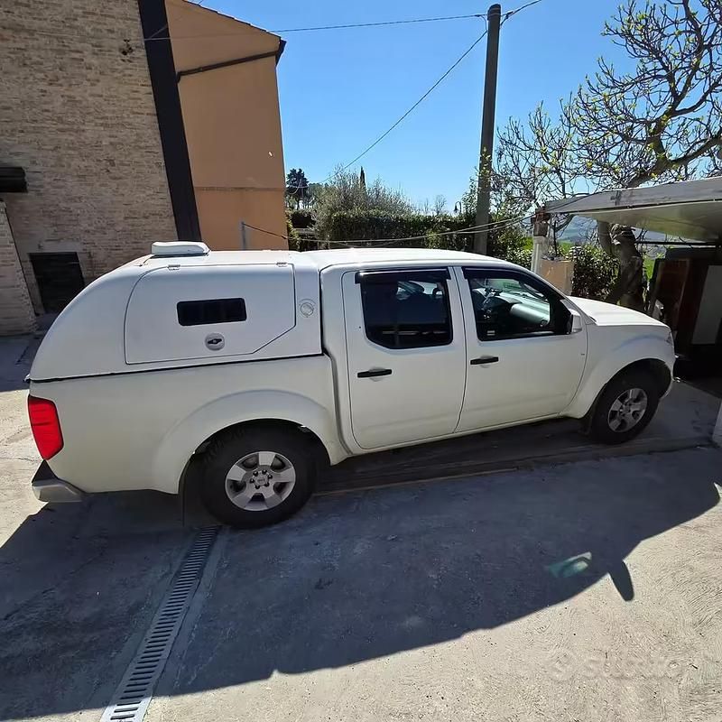 Second-hand Nissan Navara 190 CP (139 kW) 2012 Alb Pickup