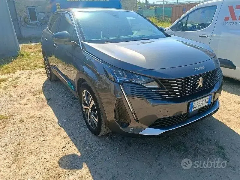 Usata Peugeot 3008 Allure 131 CV (96 kW) 2022 Grigio platinium met. SUV