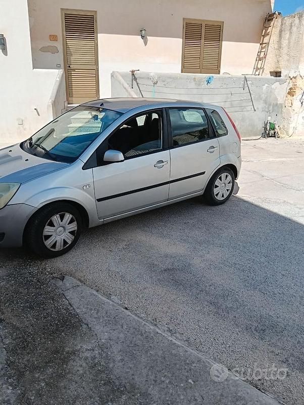 Usata Ford Fiesta 73 CV (53 kW) 2006 Grigio Utilitaria