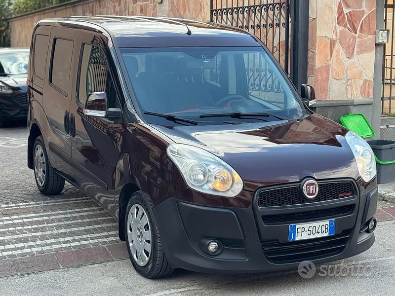 Usado Fiat Doblò Emotion 135 HP (99 kW) 2012 Vermelho Monovolume